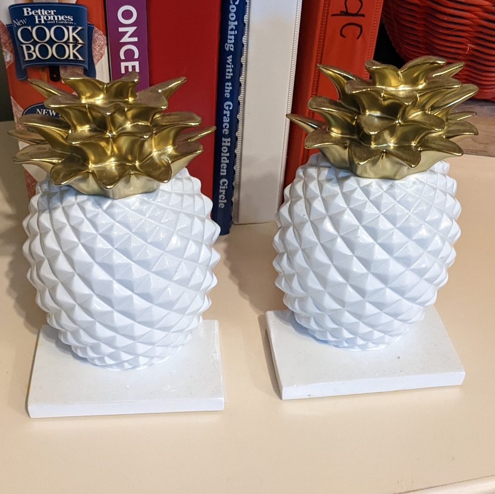 Pineapple bookends